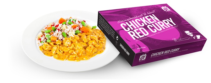 Het thailändsk kycklinggryta med råris och krispiga grönsaker.